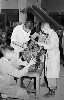 Alumnos en la Escuela de Formación Profesional Francisco Franco. Agosto de 1953. Málaga, España.