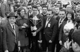 Paco González recibe el trofeo como ganador absoluto del XIV Gran Premio Motociclista de Invierno de Málaga. Febrero de 1963. Málaga (España)
