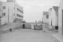 Calle Mar con el puente del ferrocarril. A la izquierda el ICET. Barrio de El Palo. Octubre de 19...