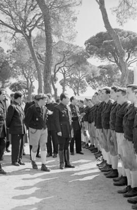 El secretario general del Frente de Juventudes en el campamento Vigil de Quiñones, Marbella. Febrero de 1954. Málaga. España