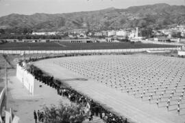 Alumnos haciendo deporte en la Escuela de Formación Profesional Francisco Franco. Abril de 1959. Málaga, España
