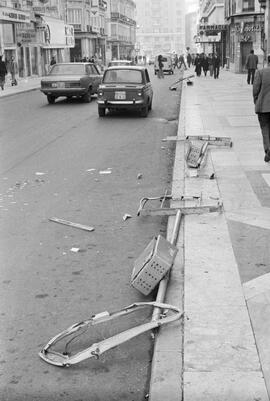 Manifestación por la autonomía de Andalucía. 1977-12-04. Málaga, España. 2.9. Destrozos en el mobiliario urbano en calle Larios.