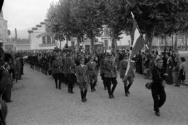 Mandos de las Juventudes Hitlerianas a la cabeza de la formación. 1941. Málaga, España.