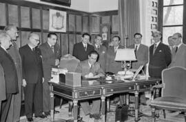 Firma de las escrituras del Palacio de la Diputación en el Gobierno Civil. Enero de 1954. Málaga....