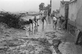 Labores de achique de agua y limpieza en el Sanatorio 18 de julio, tras las inundaciones del 29 de octubre de 1955. Málaga