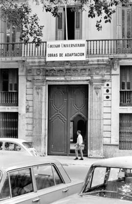 Fachada del edificio de la antigua Audiencia Provincial para la instalación del Colegio Universit...