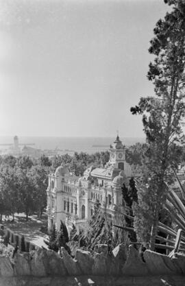 Vista de la ciudad desde el Castillo de Gibralfaro. Octubre de 1954. Málaga. España.