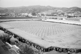 Alumnos haciendo deporte en la Escuela de Formación Profesional Francisco Franco. Abril de 1959. Málaga, España