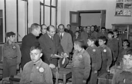 Visita a la Escuela de Formación Profesional Francisco Franco de  José Solís Ruiz, ministro-secre...