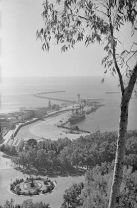 Vista de la ciudad desde el Castillo de Gibralfaro. Octubre de 1954. Málaga. España.