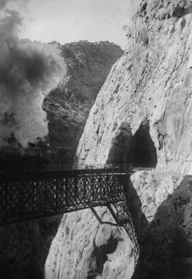 Desfiladero de los Gaitanes y puente del ferrocarril (Málaga, España). Fondo Bienvenido-Arenas 01