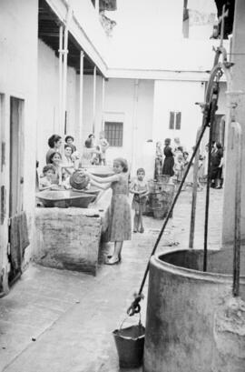 Vivienda corralón en el barrio de El Bulto. Octubre de 1954. Málaga, España.