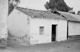 Barrio de El Palo. Investigador junto a una familia en el interior de una vivienda. Reportaje para la revista El Caso. Diciembre de 1954. Málaga, España.