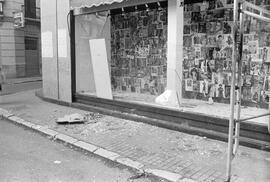 Manifestación por la autonomía de Andalucía. 1977-12-04. Málaga, España. 2.9. Destrozos en el mobiliario urbano.