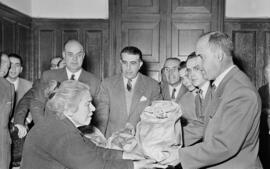 Entrega de bolsas norteamericanas con productos alimenticios en el Gobierno Civil. Enero de 1954. Málaga. España.
