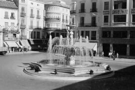 Plaza de la Constitución. Fuente de las Gitanillas. Julio de 1960. Málaga, España.