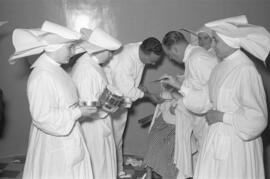 Sanatorio 18 de Julio. Atendiendo a los enfermos. Septiembre de 1956. Málaga, España-10