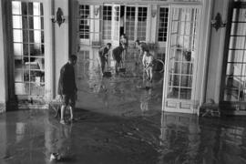 Labores de achique de agua y limpieza en el Sanatorio 18 de julio, tras las inundaciones del 29 de octubre de 1955. Málaga, España.