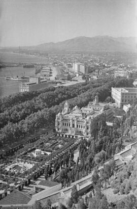 Vista de la ciudad desde el Castillo de Gibralfaro. Octubre de 1954. Málaga. España.