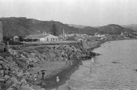 Playa de la Malagueta. En primer término restos de la plataforma de la batería de San Nicolás. Hacia 1945. Málaga, España