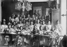 Socorro Rojo, confección de ropa para los soldados en el frente. Hacia 1936. Málaga, España.