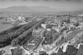 Vista de la ciudad desde el Castillo de Gibralfaro. Octubre de 1954. Málaga. España.