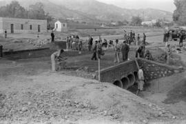 Arroyo de Los Ángeles. Construcción de un puente a la altura de Paseo de Martiricos. Hacia 1949. ...