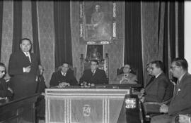 Entrega al Presidente del bastón de mando en la Diputación Provincial de Málaga. Enero de 1954. Málaga, España