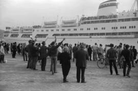 Puerto de Málaga. Despedida a emigrantes. Octubre de 1962. Málaga, España.