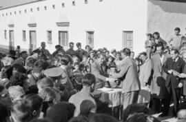 El Palo. Entrega de viviendas. 27 de diciembre de 1954. Asiste el gobernador civil, Luis Julve Ce...