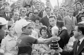 Vicente Iturat Gil recoge el premio en la VI Vuelta Ciclista a Andalucía. Etapa Málaga. Febrero, ...