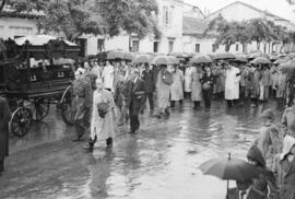 Entierro de José Gálvez Ginachero. Traslado del féretro desde el hospital Civil. Abril de 1952. M...