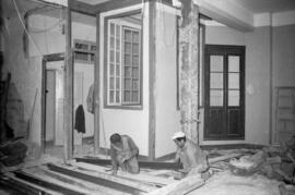 Obras en el edificio de la Ferretería La Campana en calle Martínez. Marzo de 1963. Málaga, España.