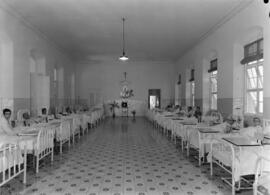 Hospital Civil. Habitación de enfermos. Diciembre de 1973. Málaga, España