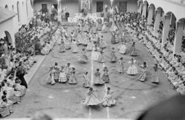 Colegio de Gamarra. Fiesta en honor de la reverenda Madre Provincial. Marzo de 1954. Málaga. España.