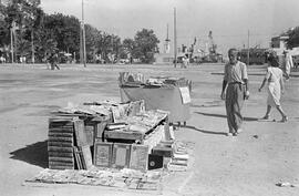Libros de ocasión. Solar en la plaza de la Marina. Década de 1940. Málaga, España.