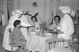 Sanatorio 18 de Julio. Atendiendo a los enfermos. Septiembre de 1956. Málaga, España-03