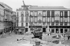 Plaza de la Constitución. Febrero de 1960. Desmontando el Sonajero. Málaga, España.