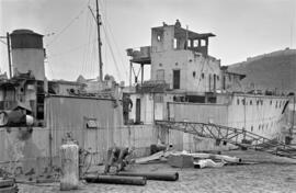 Junta de desguaces. Barcos en el Puerto de Málaga. Febrero de 1954. Málaga. España.