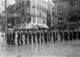 Acera de la Marina, desfile falangista. Hacia 1938. Málaga, España.