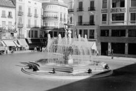 Plaza de la Constitución. Fuente de las Gitanillas. Julio de 1960. Málaga, España.