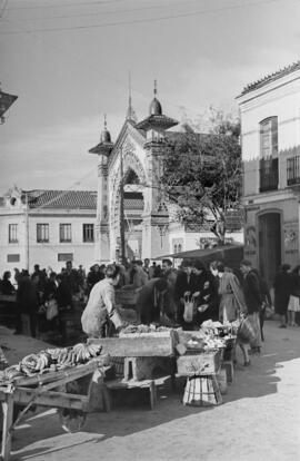 Mercado del Molinillo.  Al fondo, bodegas de López Hermanos. Diciembre de 1952. Málaga, España.