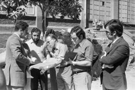 Francisco de la Torre, presidente de la Diputación Provincial, ante los planos de la Facultad de ...