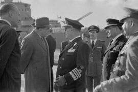 El alcalde Pedro Luis Alonso y el gobernador civil, Manuel García del Olmo junto al Almirante de ...