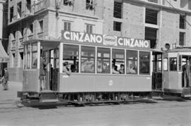 Tranvía en la plaza de la Marina. 1954, noviembre. Construcción del edificio de la Caja de Ahorro...