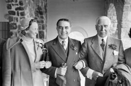 Franz von Papen y su hija Isabelle acompañados por Manuel García del Olmo en la Hostería de Gibralfaro. Marzo de 1954. Málaga, España.