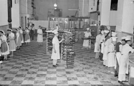 Obrador de la confitería La Imperial. Abril de 1954. España.