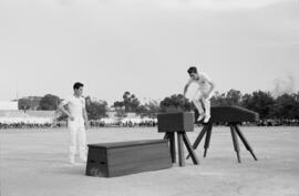 Alumnos haciendo deporte en la Escuela de Formación Profesional Francisco Franco. Abril de 1959. Málaga, España