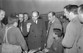 Visita a la Escuela de Formación Profesional Francisco Franco de  José Solís Ruiz, ministro-secre...