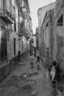 Calle, barrio de El Perchel. 1974, febrero. Málaga, España.